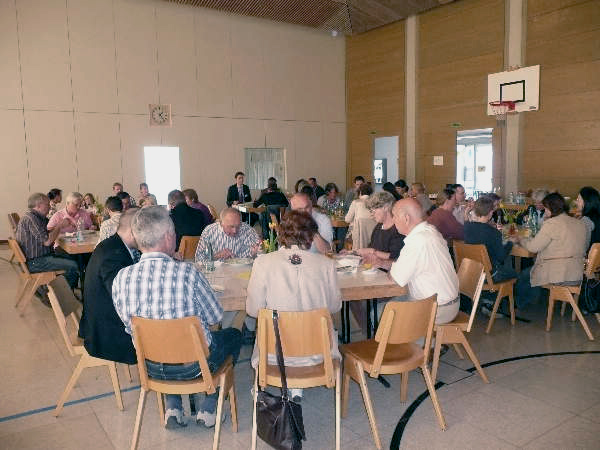 Teilnehmer der Zukunftswerkstatt sitzen um einen Tisch