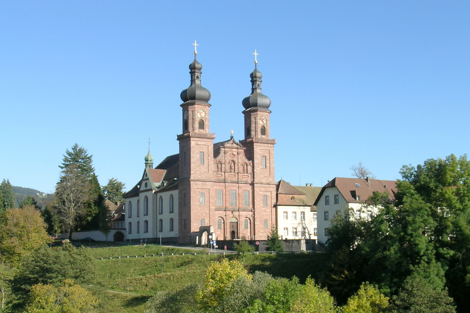 Die Pfarrkirche von St. Peter. Blick von vorne.